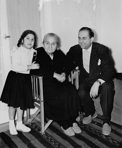 Η Λήδα με τον πατέρα και τη γιαγιά της