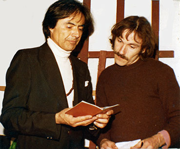 Ο καθηγητής γιόγκα Leopoldo Chariars, μαζί με τον μετέπειτα σύζυγο της Λήδας, Jean-Noel Dervin